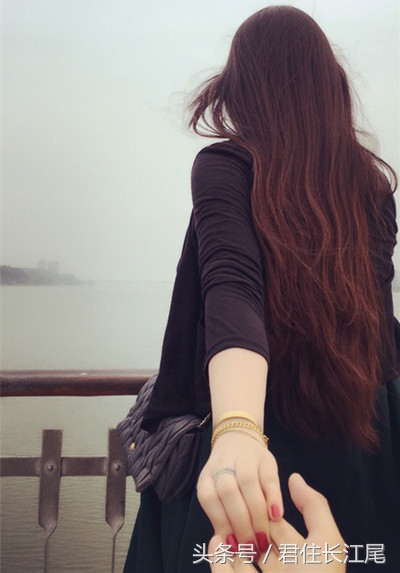 订婚前一天去女友公司接她下班，她领导重重地摔碎了茶杯