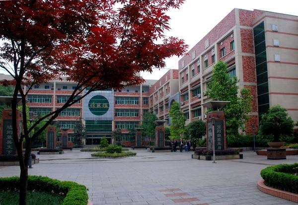 重庆市兼善中学2020照片,孕育桃李