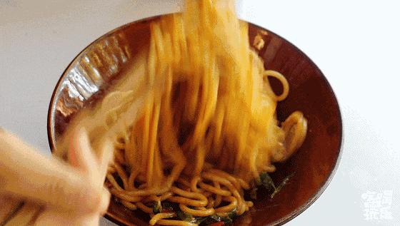 无数旅客的回忆,都停留在晓园路上这一碗碗地道小吃里