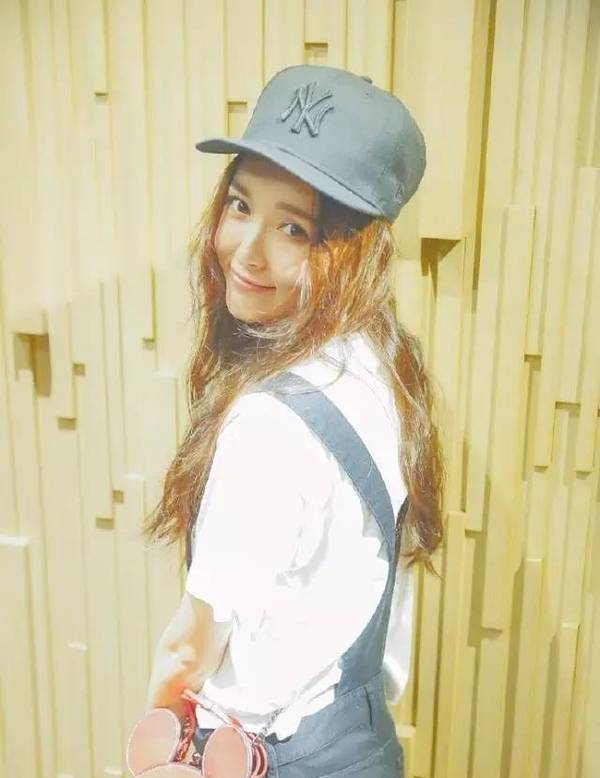 杨幂吴亦凡陈伟霆唐嫣等明星街拍最爱戴的棒球帽，竟来自这些潮牌，你知道几个？