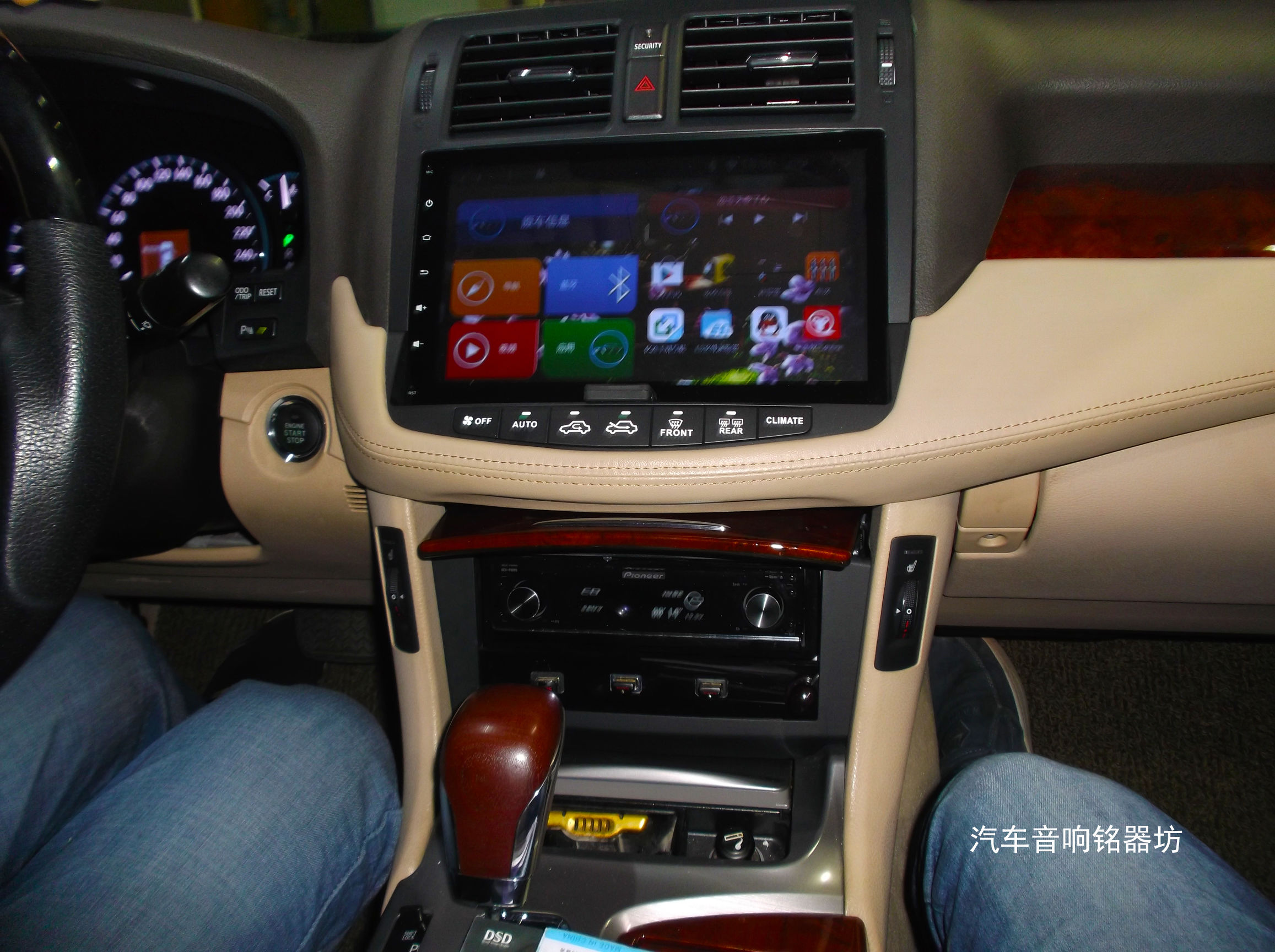 丰田皇冠升级丹拿342三分频喇叭与丹拿A6004汽车功放！宝安非常城市