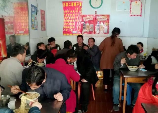 你想开特色餐饮店致富，学技术会选择哪种？小吃培训学校or加盟品牌or到一家成功的实体店进行学习加盟？