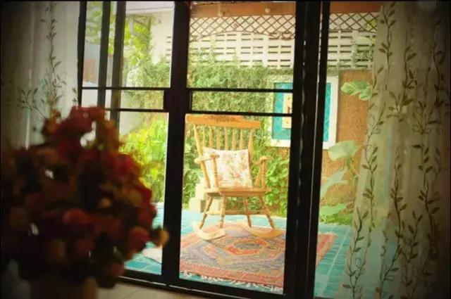 她不甘朝九晚五辞去工作，身处异乡竟有如此意外收获