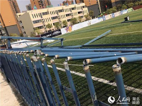 男子花50万改造荒凉小院,男人花千万改造废弃城堡