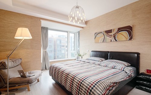 8万半包南京中天铭廷125平米现代三居，原木味道的地板背景墙使得家庭空间更自然生态化