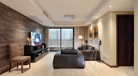 8万半包南京中天铭廷125平米现代三居，原木味道的地板背景墙使得家庭空间更自然生态化