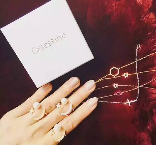 李沁王子文同款,周冬雨李沁穿搭