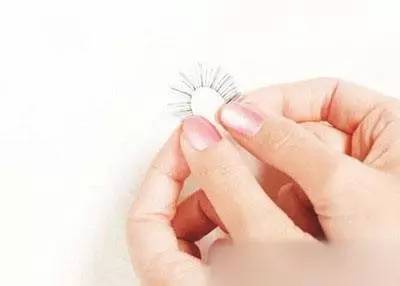 关关变身成美女,关关拿掉眼睛