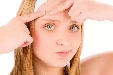 不要把毛囊炎当成青春痘,医生把毛囊炎当成痤疮