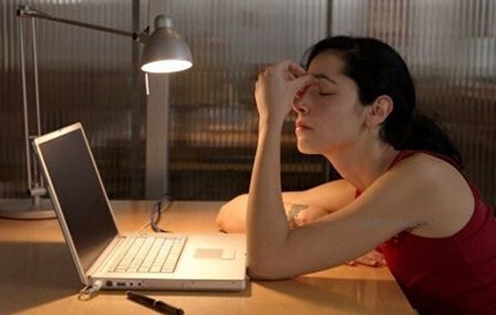 缓解看手机视力疲劳用什么眼药水 (经常玩手机用什么眼药水保护视力)