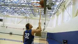 球卡在篮筐上了怎么拿,球卡在篮筐上怎么办