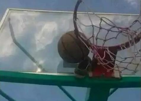 球卡在篮筐上了怎么拿,球卡在篮筐上怎么办