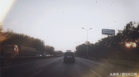 订婚前一天去女友公司接她下班，她领导重重地摔碎了茶杯