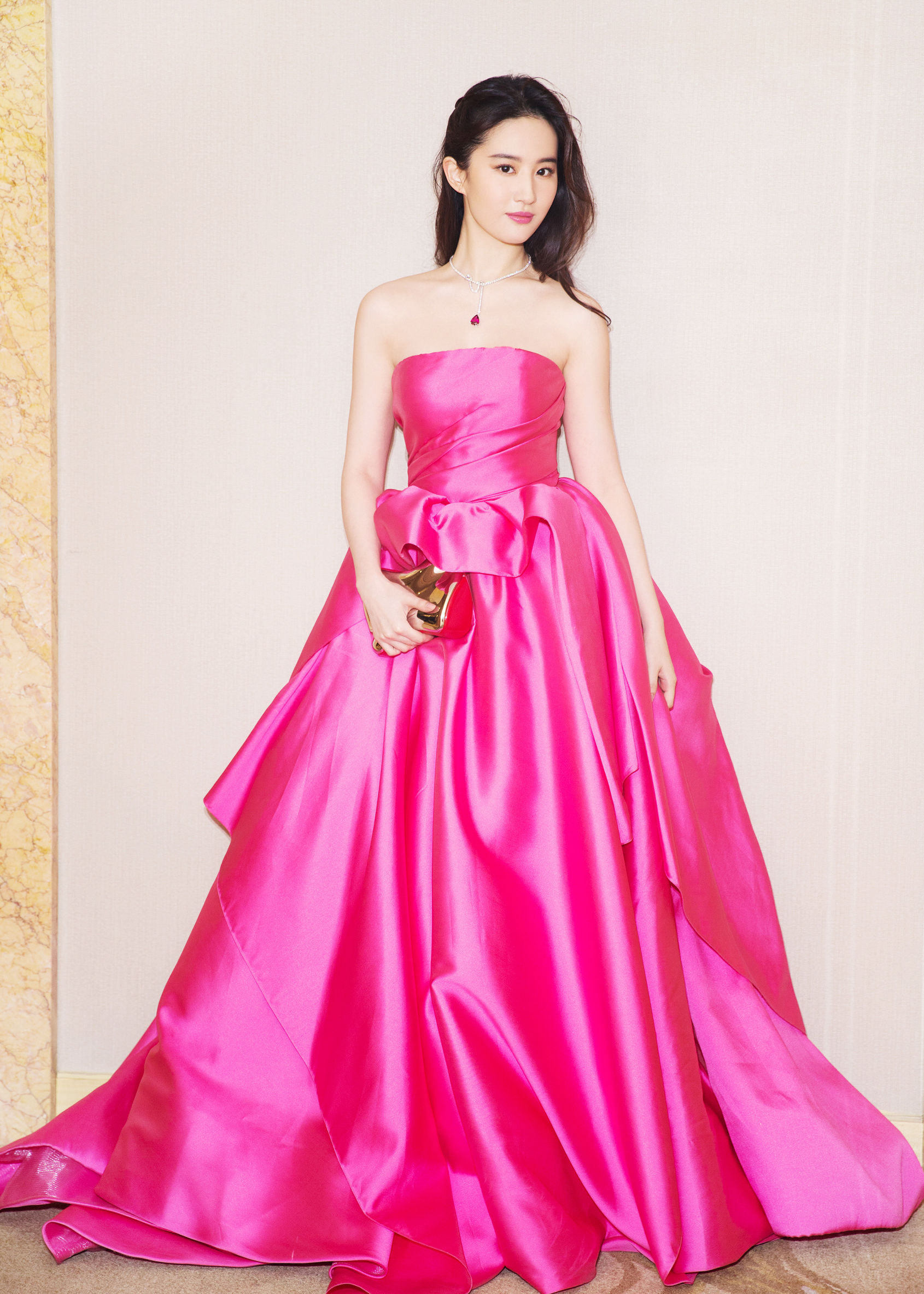 刘亦菲蓝色深v漏肩礼服 (刘亦菲银色露背礼服同款)