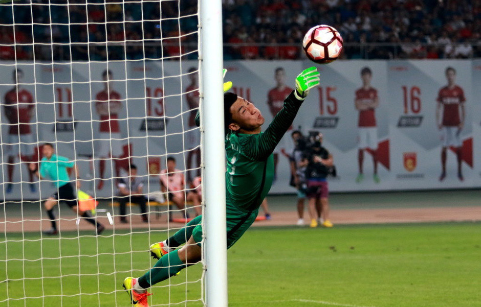 卡帅抱怨草皮完整视频,卡帅霸气回应外援