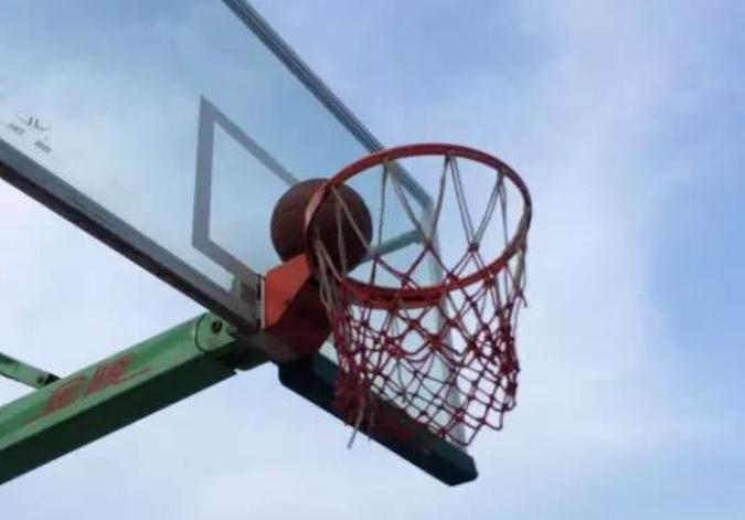 球卡在篮筐上了怎么拿,球卡在篮筐上怎么办