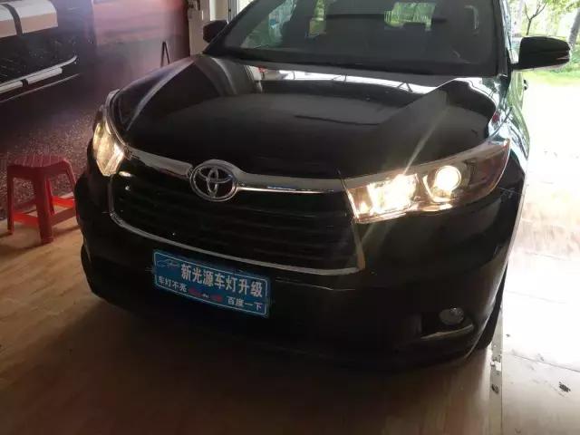 惠州新光源灯光升级,汉兰达原车灯发黄昏暗升级NHK德国版海五双光透镜!