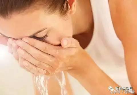 鼻翼两侧发红溃烂,鼻翼两侧发红是螨虫吗