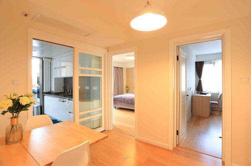 苏州景山*瑰园玫**80平米现代北欧风格两居室设计案例，大面积选用了烤漆门板与橡木纹理