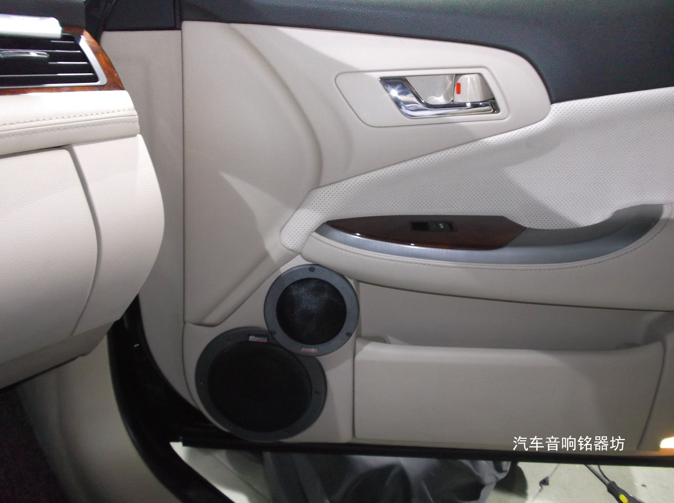 丰田皇冠升级丹拿342三分频喇叭与丹拿A6004汽车功放！宝安非常城市