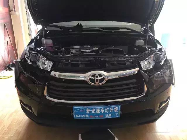 惠州新光源灯光升级,汉兰达原车灯发黄昏暗升级NHK德国版海五双光透镜!