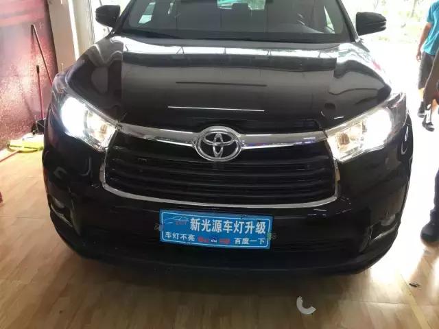惠州新光源灯光升级,汉兰达原车灯发黄昏暗升级NHK德国版海五双光透镜!
