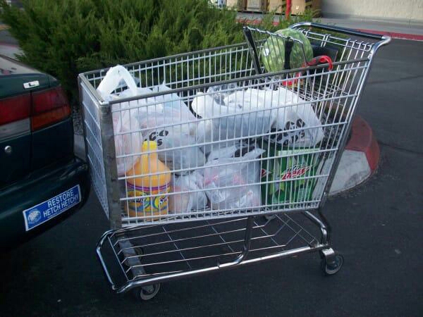 逛超市小孩从购物车掉下来,逛超市丢孩子