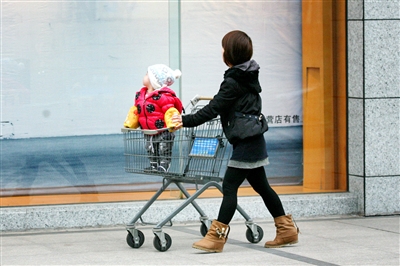 逛超市小孩从购物车掉下来,逛超市丢孩子