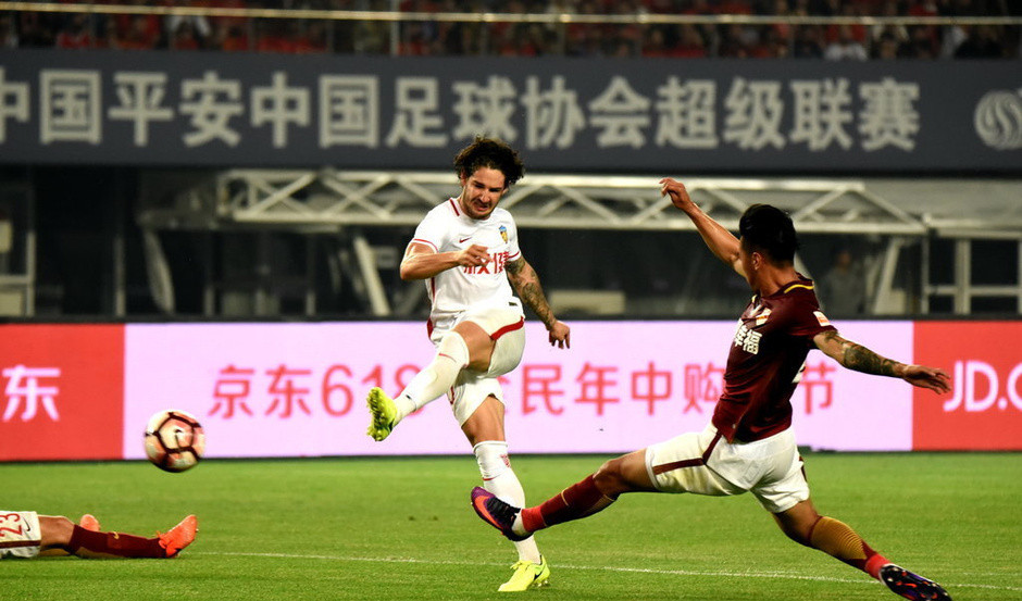 卡帅抱怨草皮完整视频,卡帅霸气回应外援