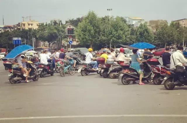 柳州，一座经常被电驴超车的城市！看完一把辛酸泪