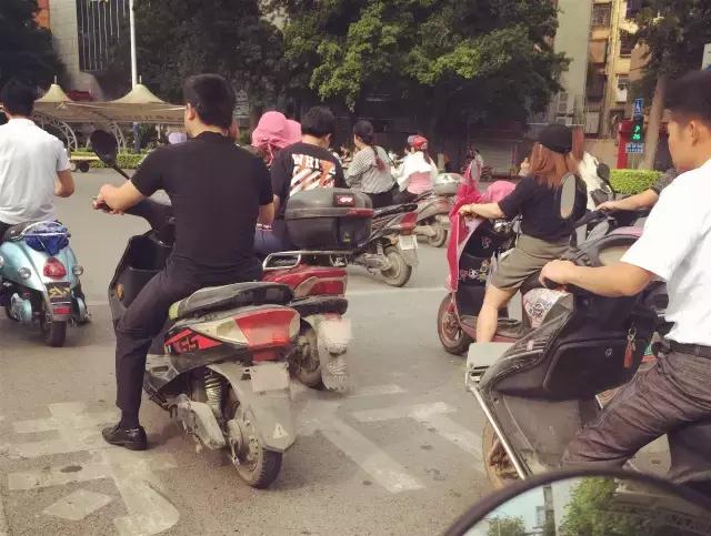 柳州，一座经常被电驴超车的城市！看完一把辛酸泪