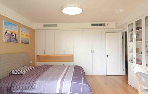 苏州景山*瑰园玫**80平米现代北欧风格两居室设计案例，大面积选用了烤漆门板与橡木纹理