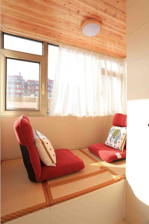 苏州景山*瑰园玫**80平米现代北欧风格两居室设计案例，大面积选用了烤漆门板与橡木纹理