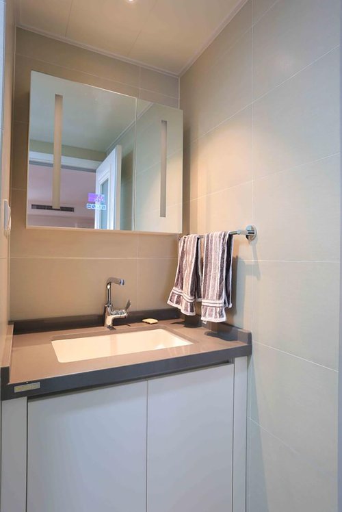 苏州景山*瑰园玫**80平米现代北欧风格两居室设计案例，大面积选用了烤漆门板与橡木纹理