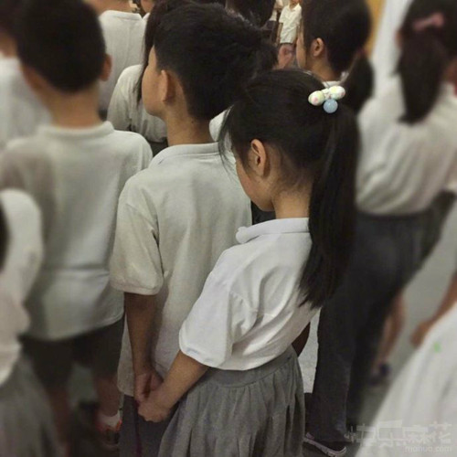 舔第二碗时，丈母娘拉我的手说：放这儿吧！等下我来洗