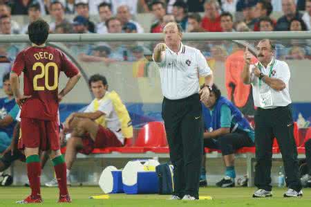 他在波尔图受崇拜、在巴萨受尊重，他成就了穆里尼奥、成全了小罗