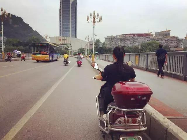柳州，一座经常被电驴超车的城市！看完一把辛酸泪