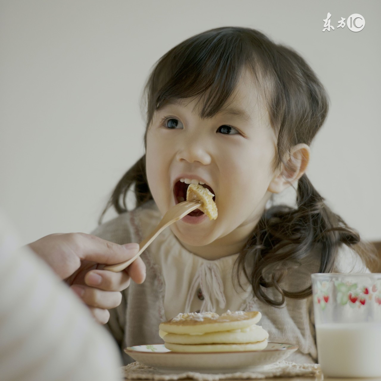 换牙期乳牙滞留门牙长歪怎么矫正,七岁儿童换牙期牙齿缝隙大怎么办