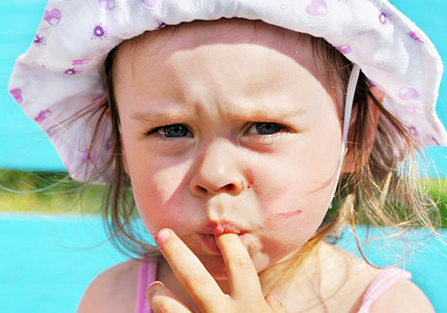 手上有伤口可以拿舌头舔吗,手上有伤口可以用嘴吸吗