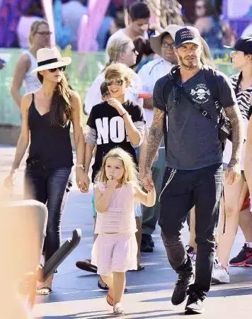 贝克汉姆：后盾情人还不够做最型潮爸女儿奴~｜美行加人20