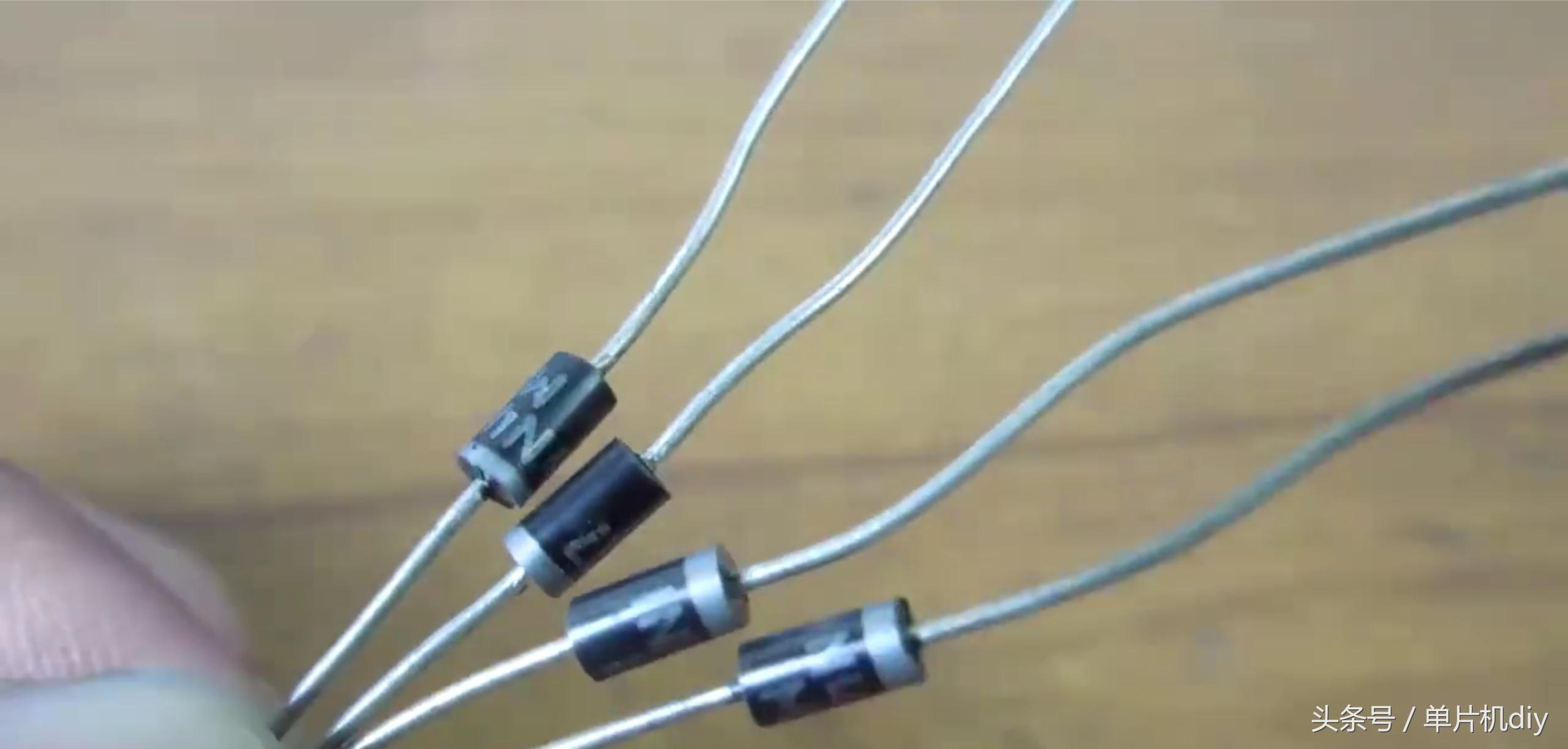 几个电子元件自制220v转12v电源,自制简单的12v充电器充满电就转灯