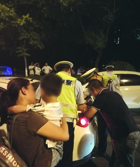 父亲节晚上,他带着妻子孩子酒驾开车,交警为何还主动伸出援手?