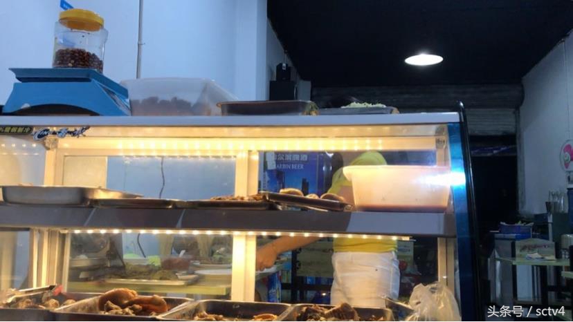 夜幕降临喧嚣的城市,夜幕下的小城喧嚣无比颇具特色