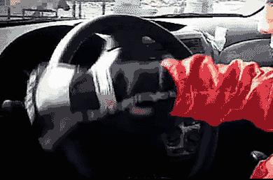 驾校不会教你的开车技巧,科目二握方向盘正确姿势