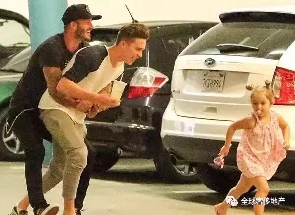 贝克汉姆：后盾情人还不够做最型潮爸女儿奴~｜美行加人20