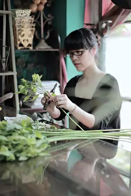 学习插花真的有前途吗,在家看书插花