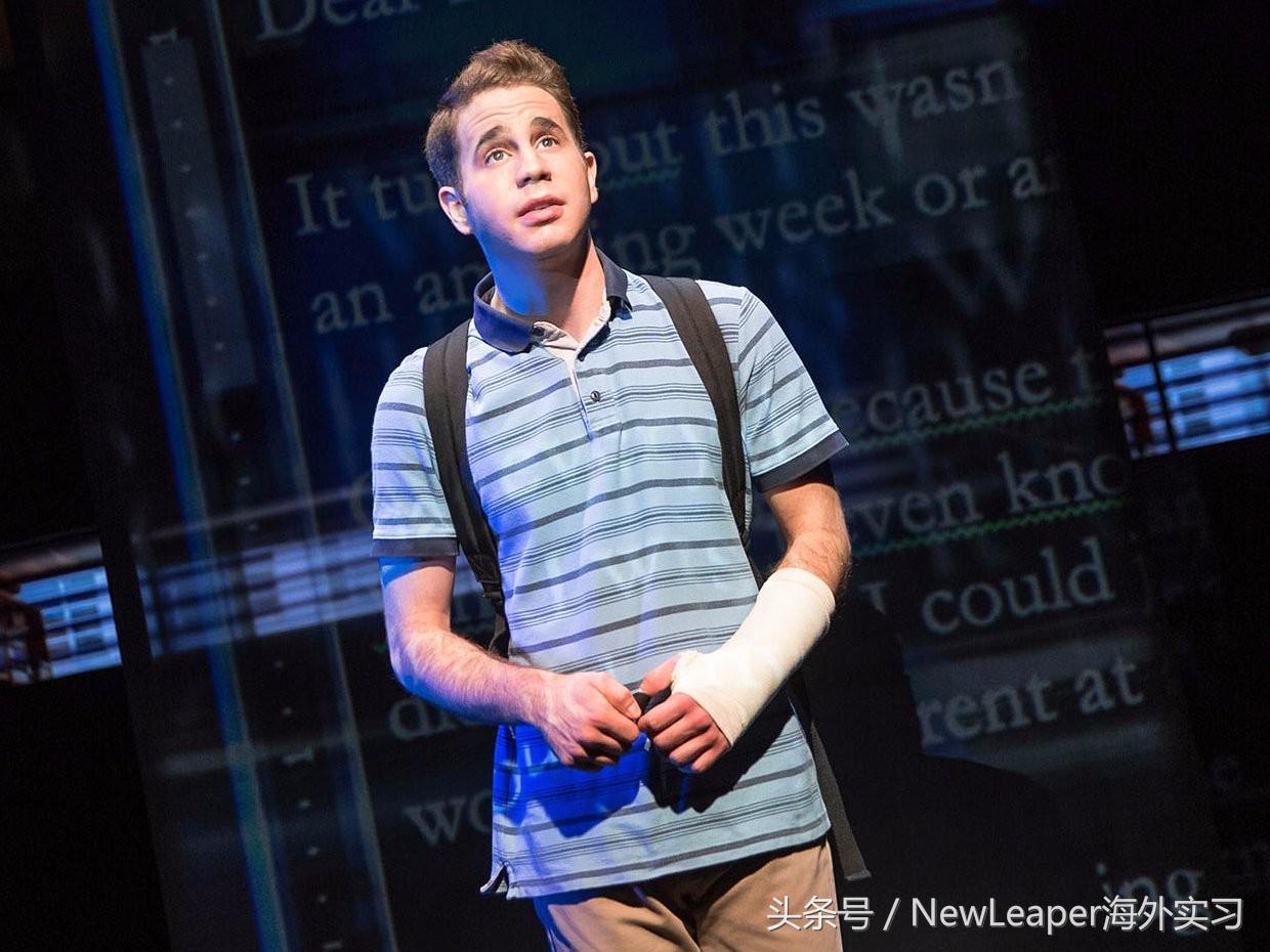 第76届托尼奖颁奖典礼,托尼奖红毯彩虹玫瑰墙