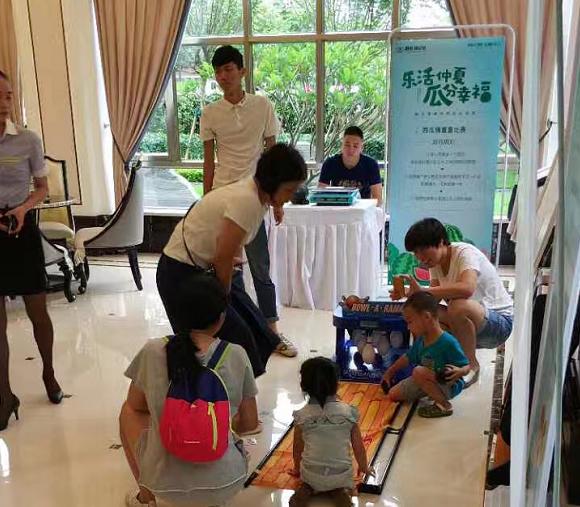 吃瓜群众围观突发事件,吃瓜群众们表示很热闹