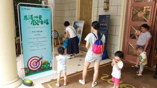 吃瓜群众围观突发事件,吃瓜群众们表示很热闹