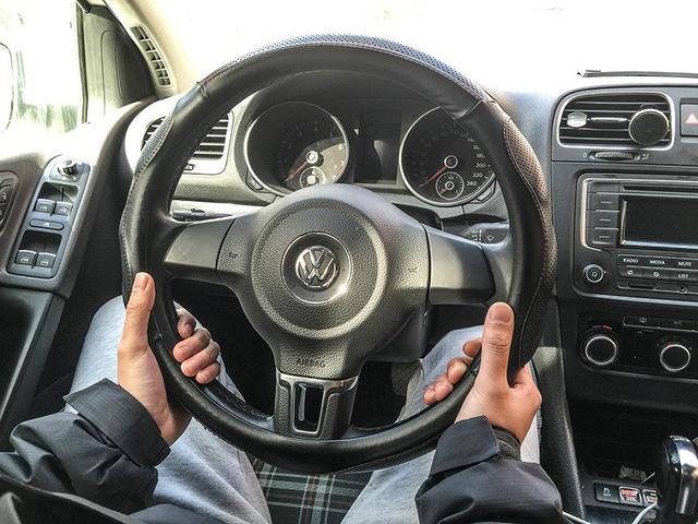 驾校不会教你的开车技巧,科目二握方向盘正确姿势